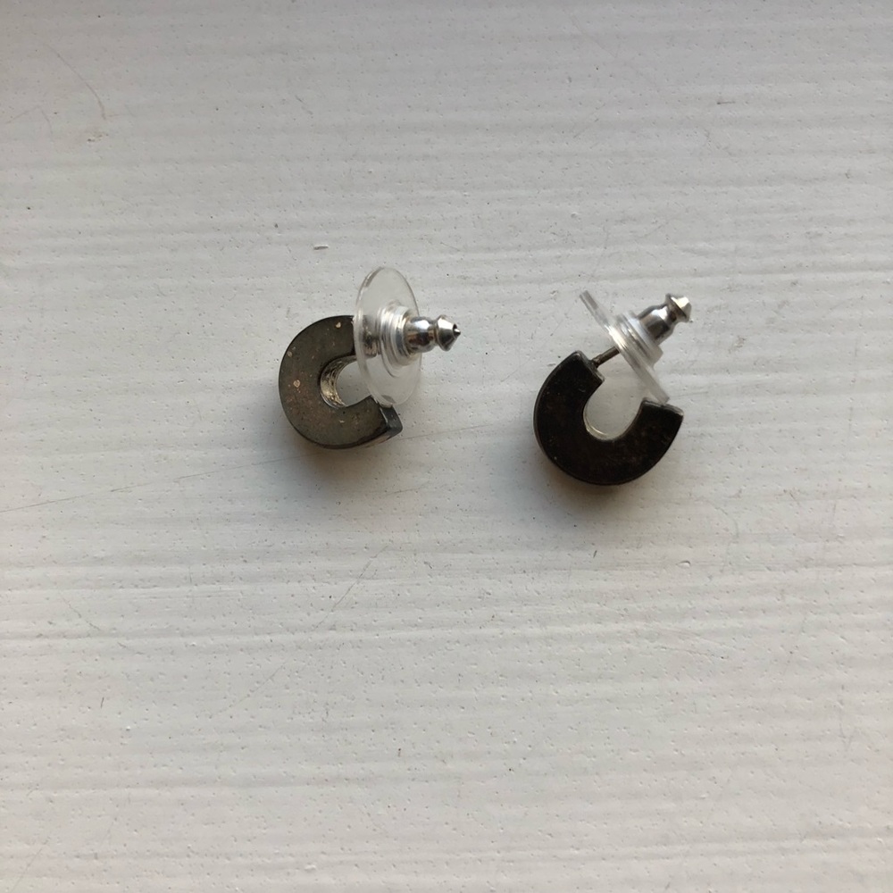 Vintage gold & cream enamel hoop stud earrings - Picture 4 of 6